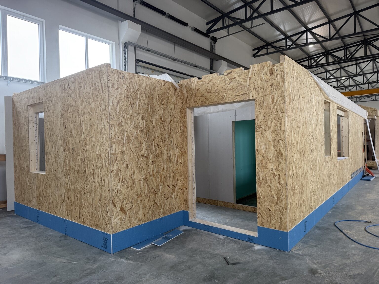 Elemente prefabrikate të veshura me OSB gjatë prodhimit
